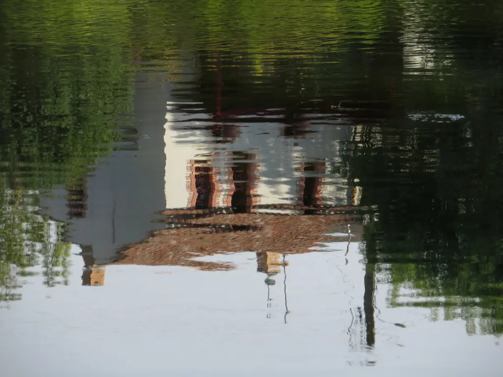 Château-Guibert, au bord du lac du Marillet (rivière Moinie)