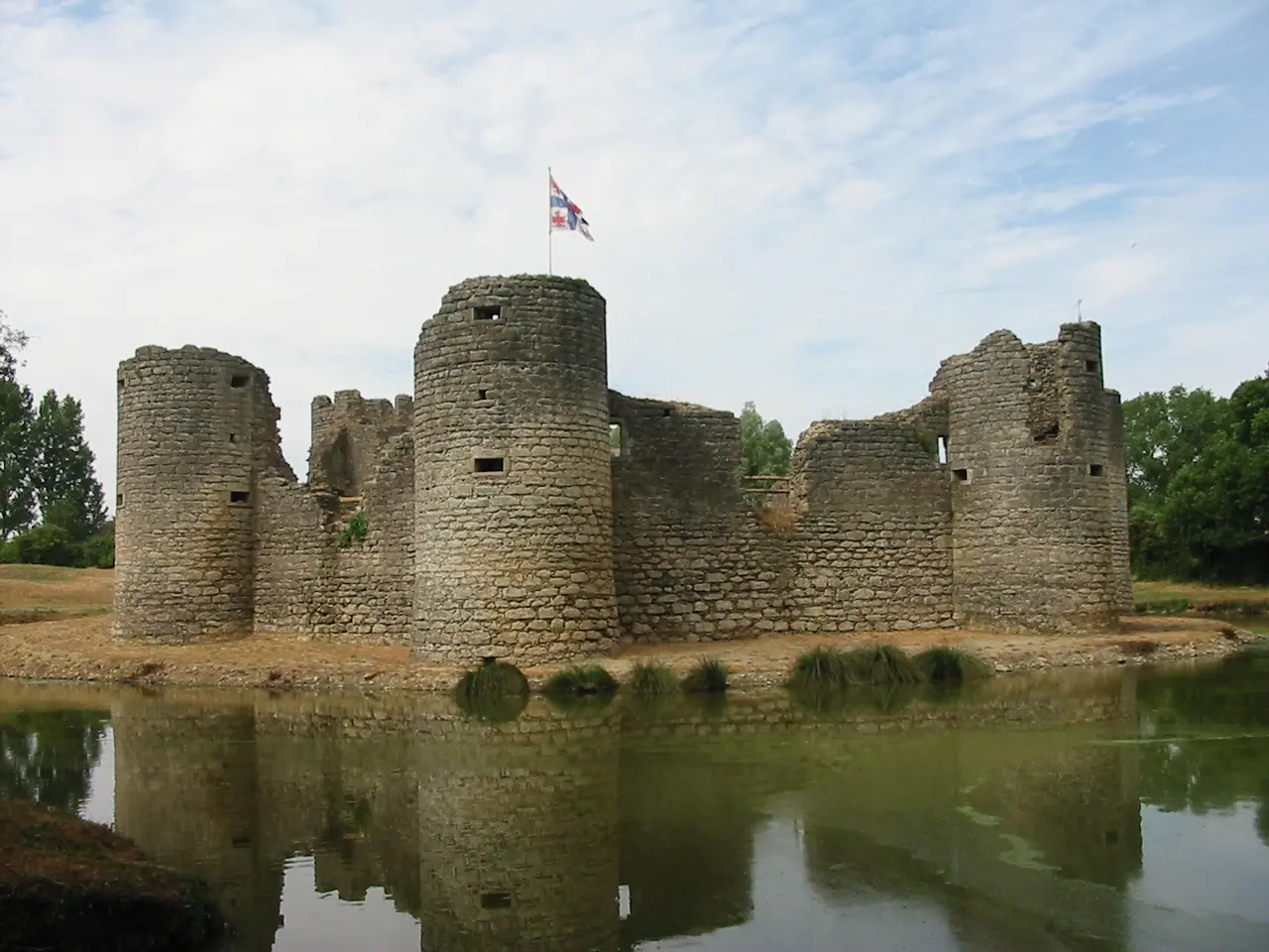 Vue générale du château de Commequiers