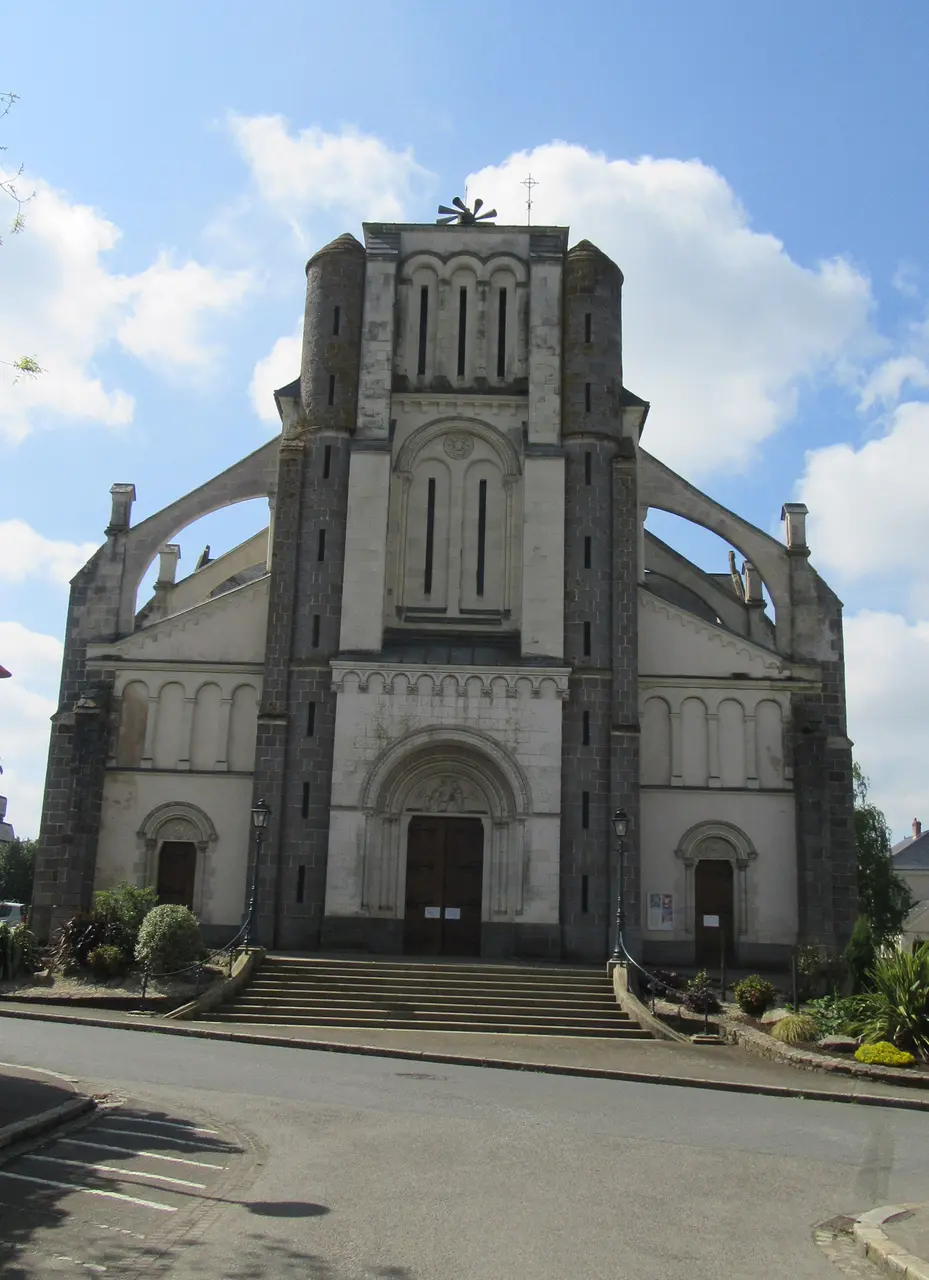 Cossé-le-Vivien F church 01