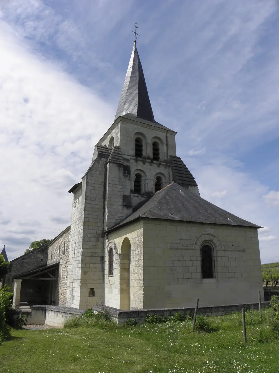 Distré (49) Église Saint-Julien - Extérieur 02