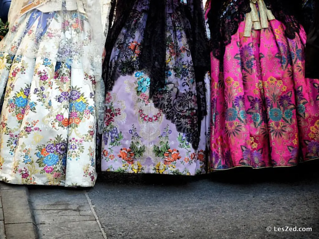 Autre étape importante des Fallas de Valencia : l’offrande des fleurs . Plusieurs milliers de falleras et fallerons ont défilé la semaine dernière dans la ville pour offrir un bouquet de fleurs à la patronne de Valencia . Et chaque bouquet sera positionné