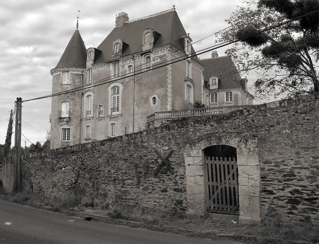 File:P1290001 49 Feneu chateau Sautret rwk.jpg
