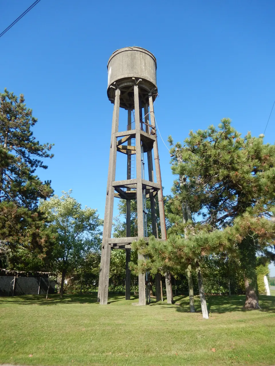 France - 17 - Saint-Pierre-de-Juillers - Château d'eau (la Féole)