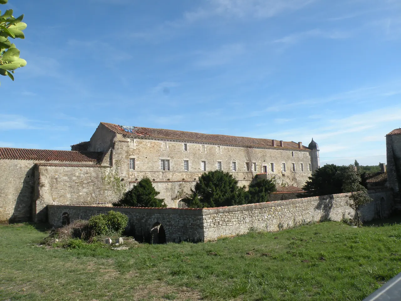 File:Abbaye de Lieu-Dieu à Jard-sur-Mer 03.JPG