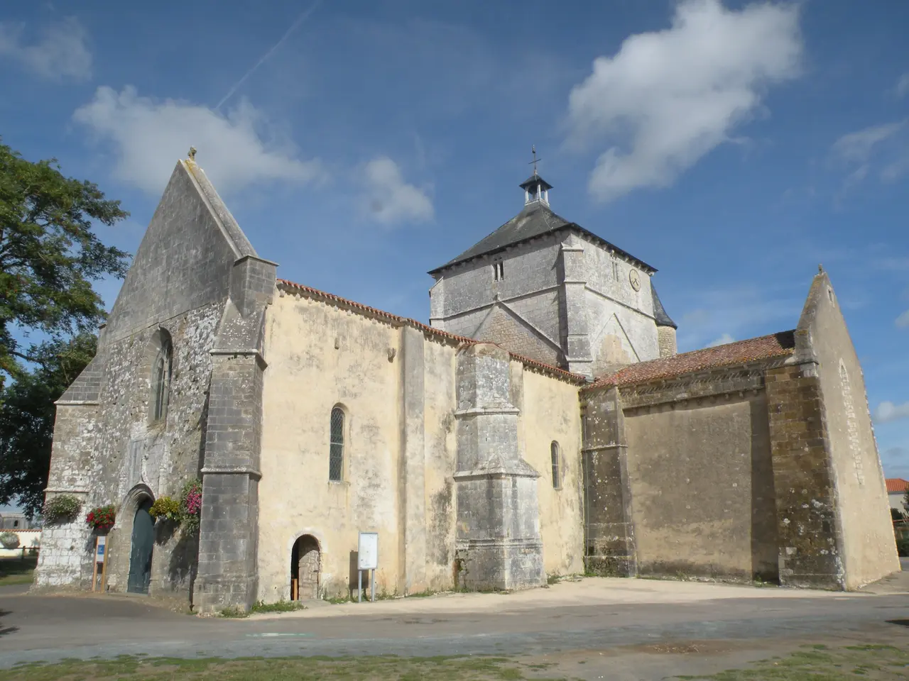 File:Église Sainte-Radégonde de Jard-sur-Mer 04.JPG