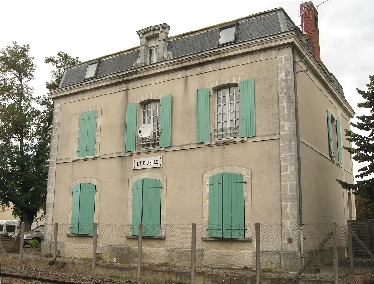 Ancien bâtiment voyageurs de L'Île-d'Elle