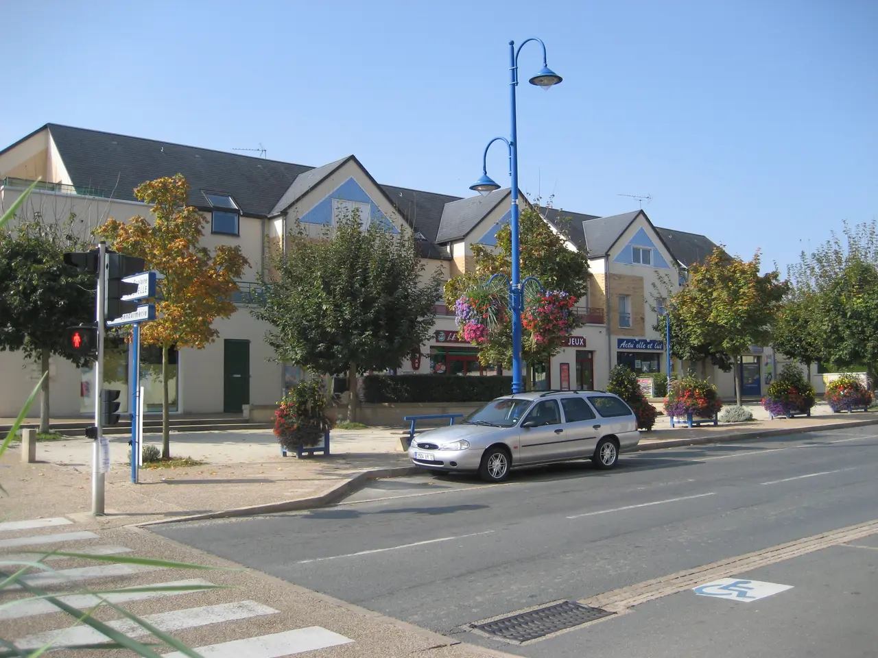 File:Centre commercial de la Chapelle Saint Aubin le 06.10.07.JPG