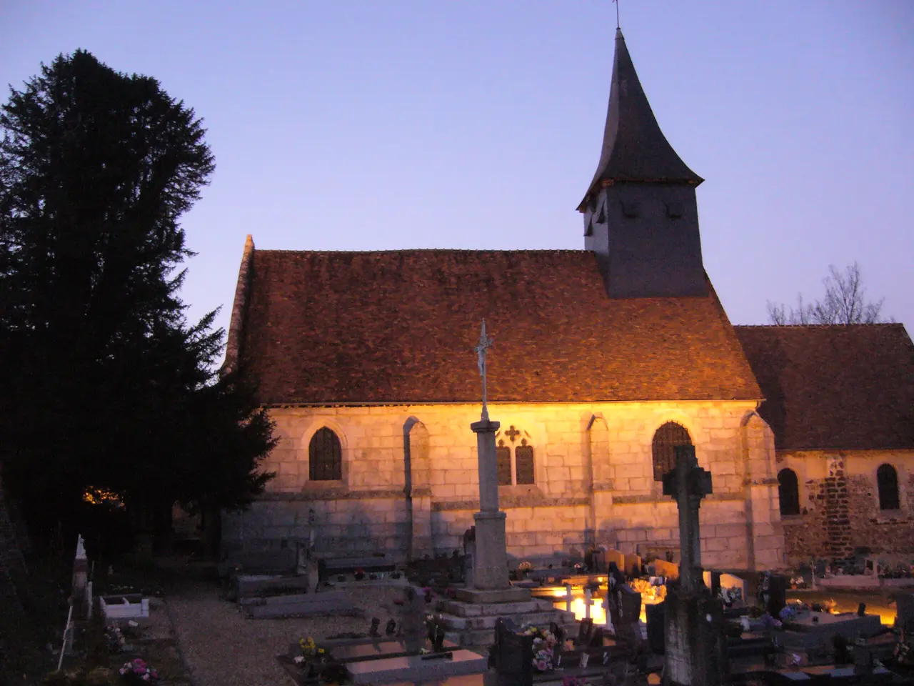 Eglise Saint-Hilaire de la Ferrière (Eure) avec vieil if funéraire