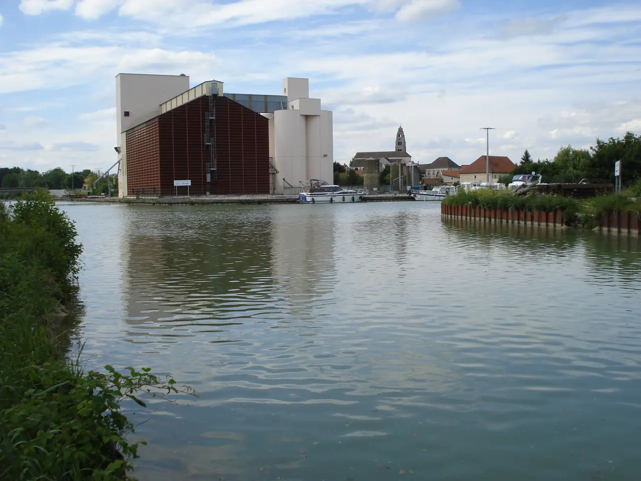 File:Condé-sur-Marne, jonction Canal de l'Aisne à la Marne - Canal latéral à la Marne.JPG