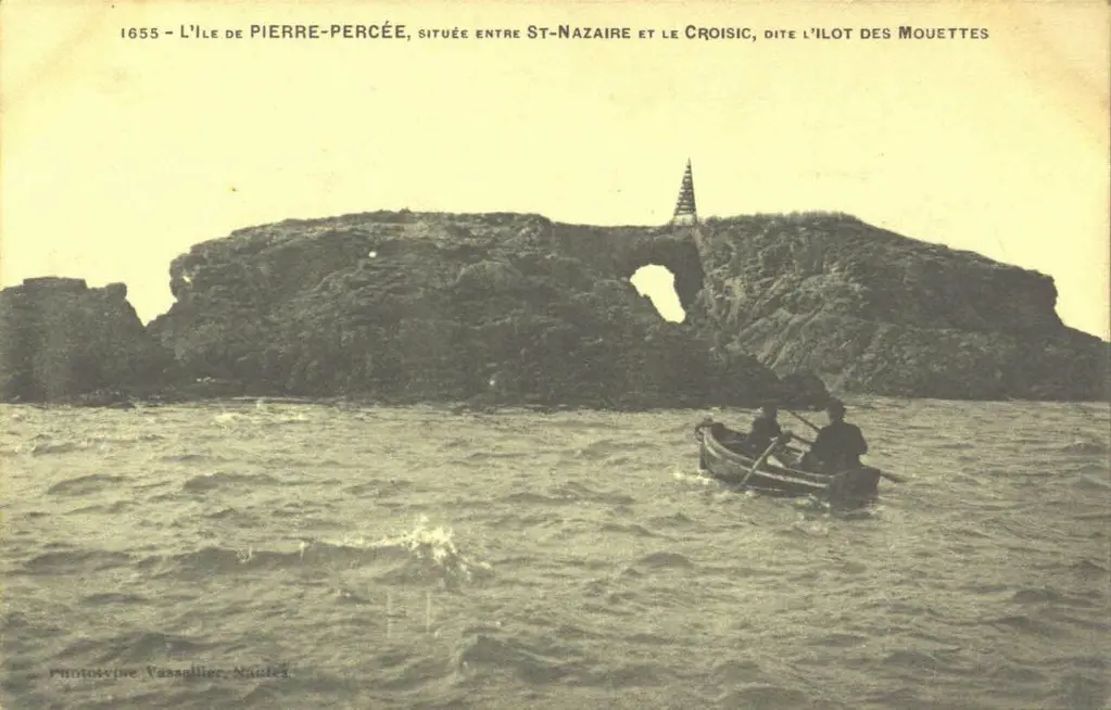 Recueil de cartes postales sur la Bretagne - L'île de Pierre-Percée, située entre Saint-Nazaire et le Croisic (dite l'îlot des Mouettes)