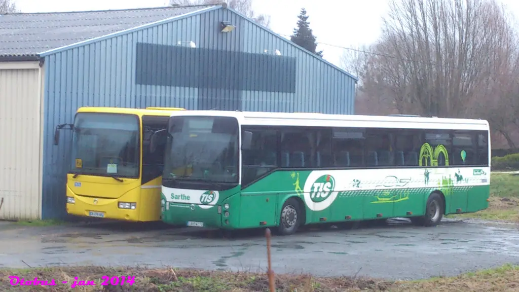 Irisbus - Récréo (jaune) et Ares (TIS) - MA Maine Autocar - Le Grand Lucé - Jan 2014 - 2