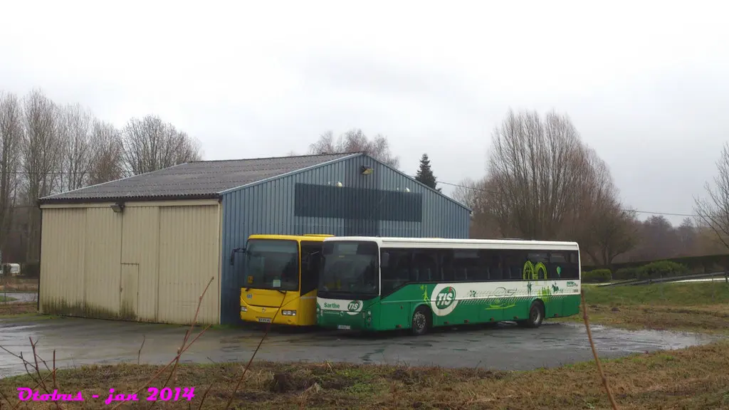 Irisbus - Récréo (jaune) et Ares (TIS) - MA Maine Autocar - Le Grand Lucé - Jan 2014