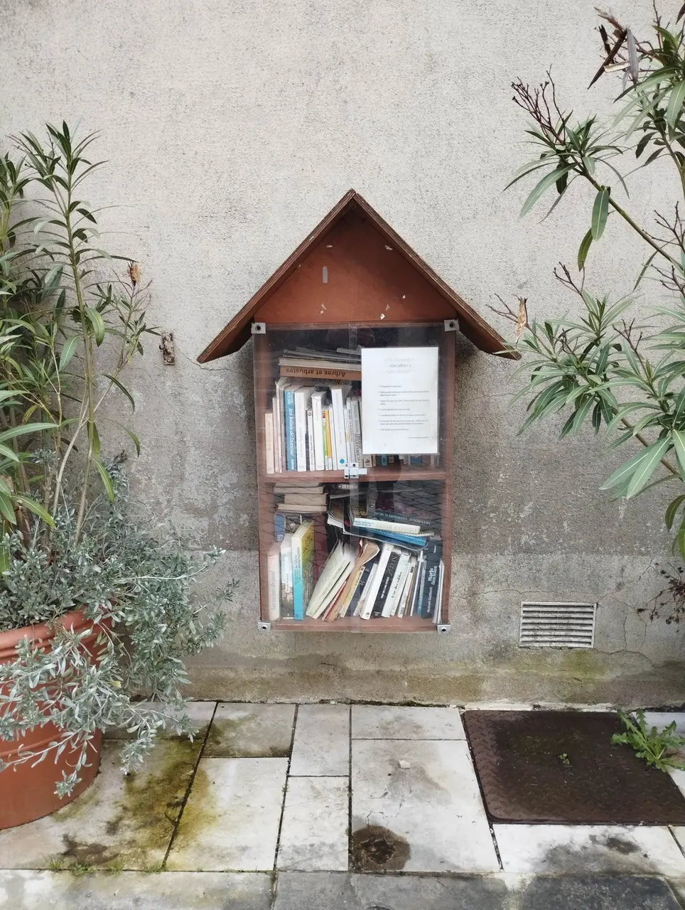 Le May-sur-Èvre - Place de la République - boîte à livres