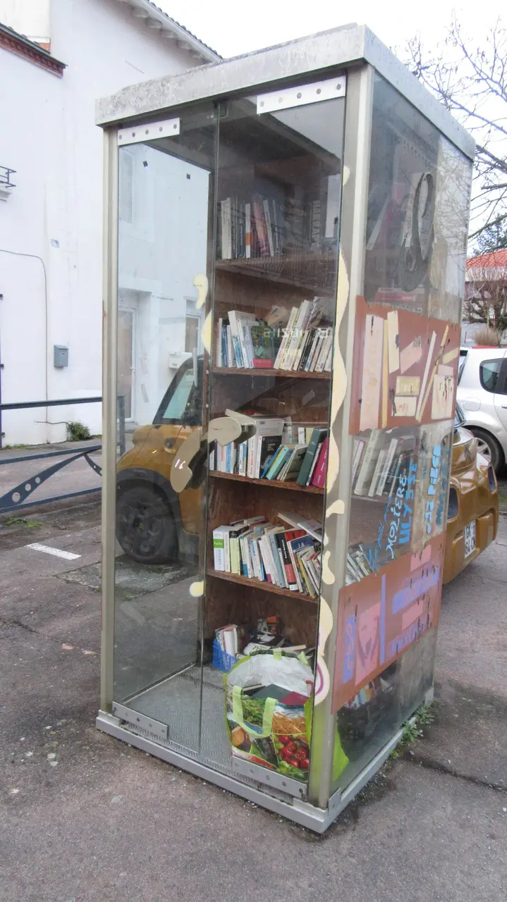 Les Brouzils - Place pierre monnereau - boîte à livres