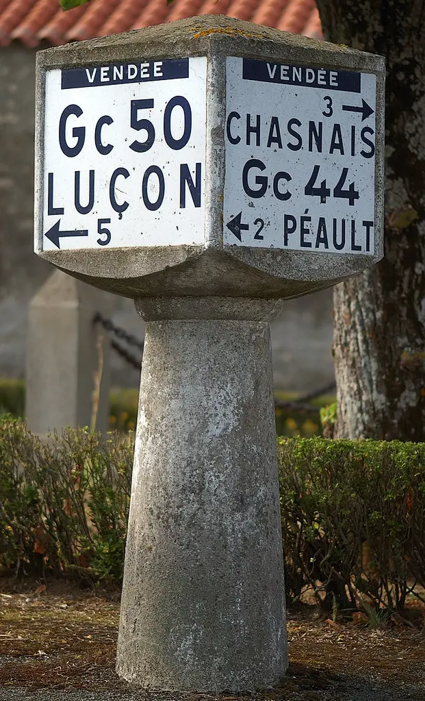 Les Bornes Michelin de 1935 - Les Magnils Reigniers, Vendée (85) Pays de la Loire, France - French Old Road Signs