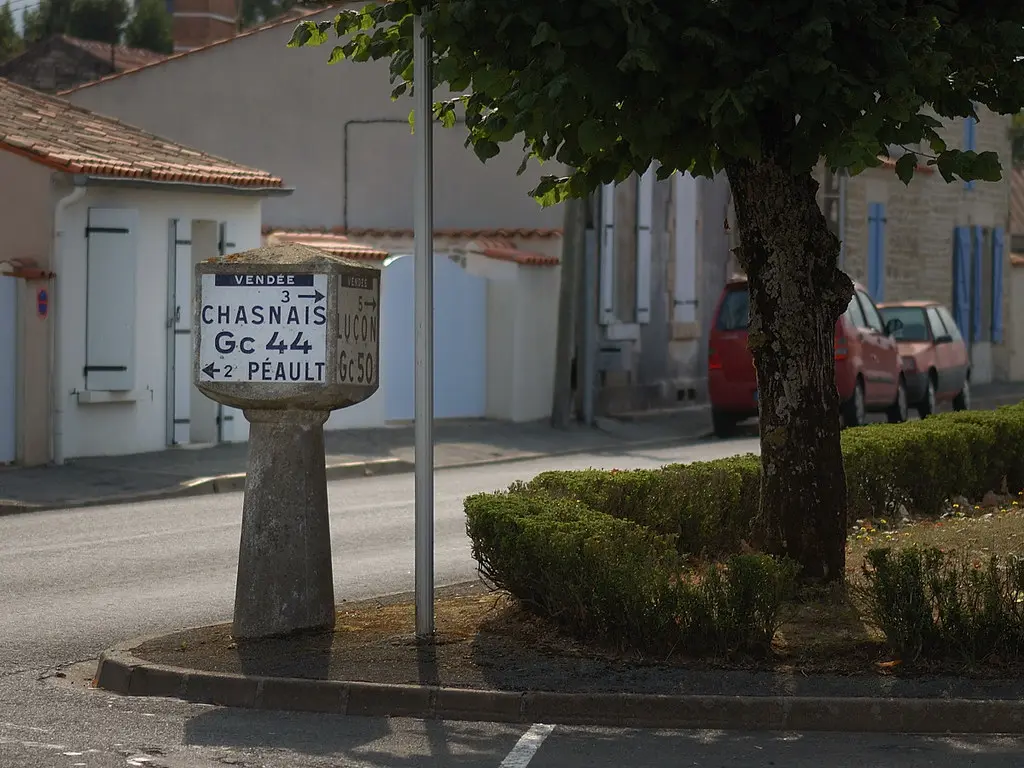 Les Bornes Michelin de 1935 - Les Magnils Reigniers, Vendée (85) Pays de la Loire, France - French Old Road Signs