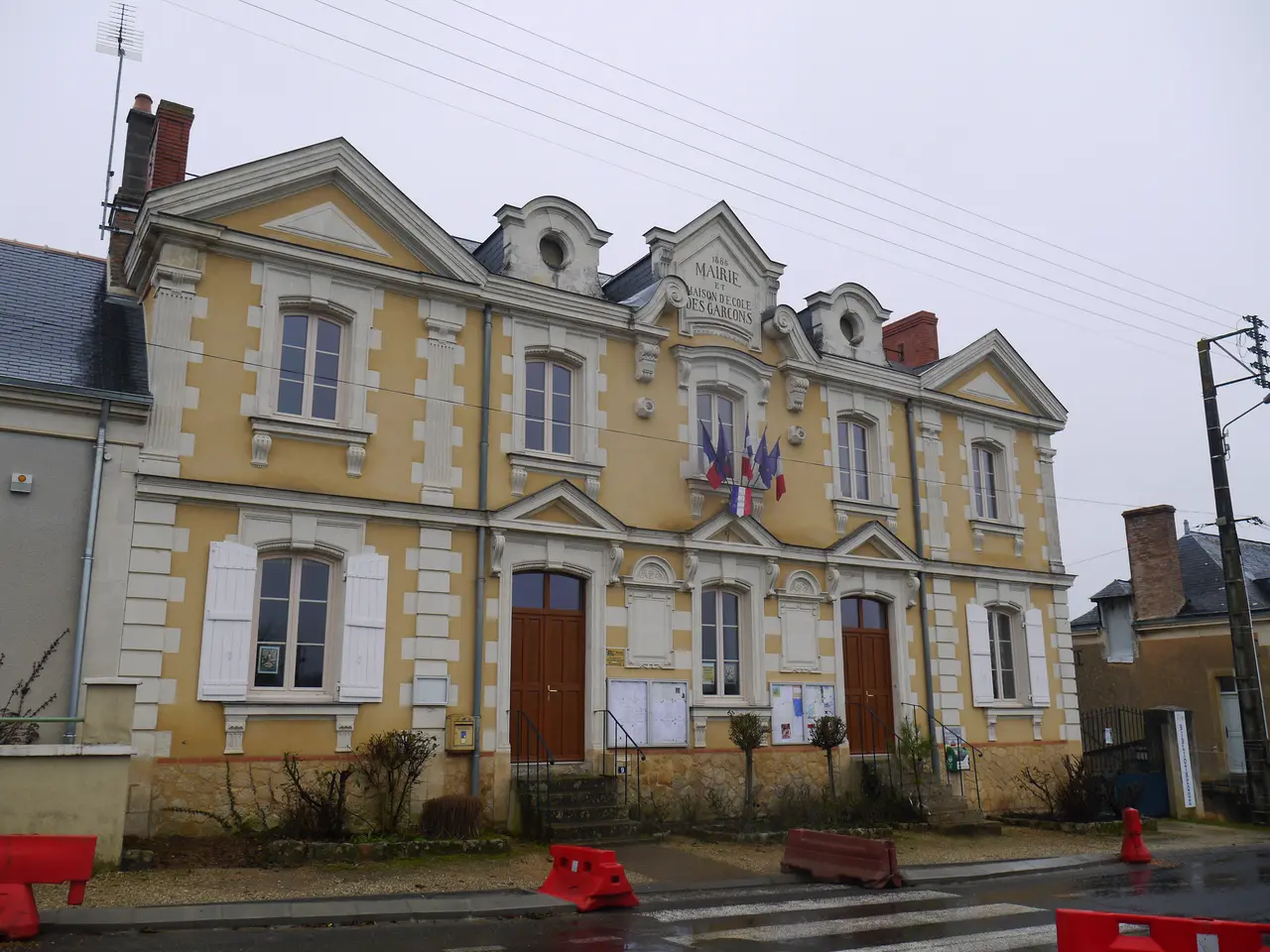 File:49 Montigné-les-Rairies mairie.jpg