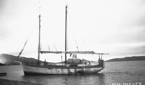 Gas schooner Polar Bear chartered by Dominion explorers, 20 miles north of Burnside River, Bathurst Inlet, Northwest Territories / La goélette Polar Bear louée par des explorateurs de Dominion Explorers Limited, à 20 milles au nord de la rivière Burnside