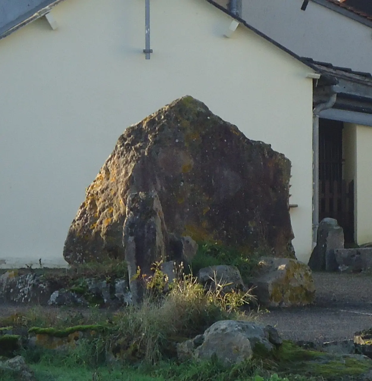 Mansigné - Menhir de la Brunerie