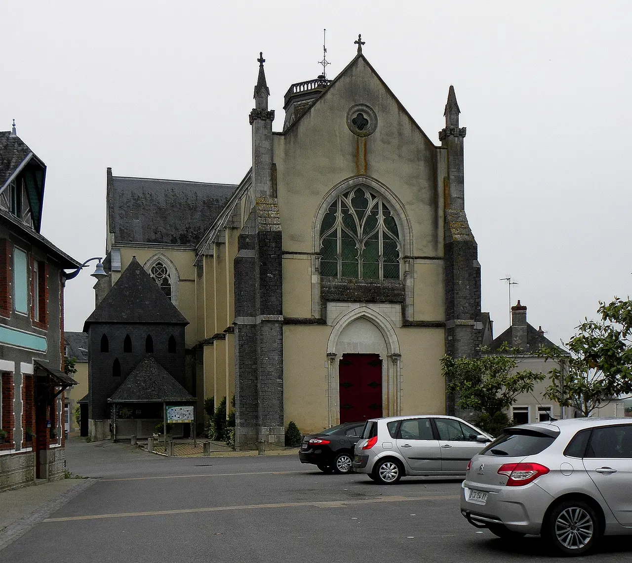 Méral (53) Église Saint-Pierre 01