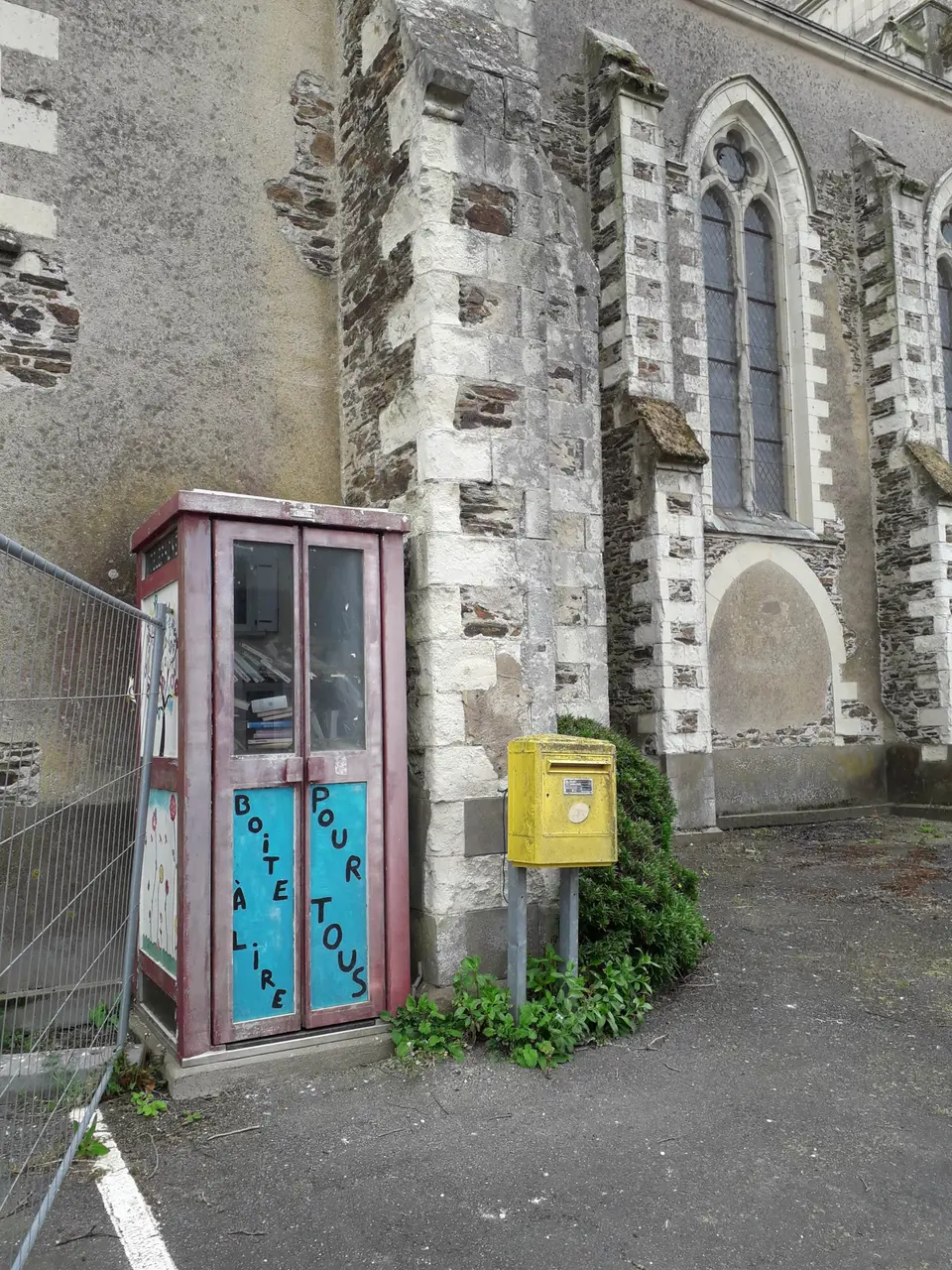 Montrevault-sur-Èvre - Place de l'Église de La Boissière-sur-Èvre - boîte à livres