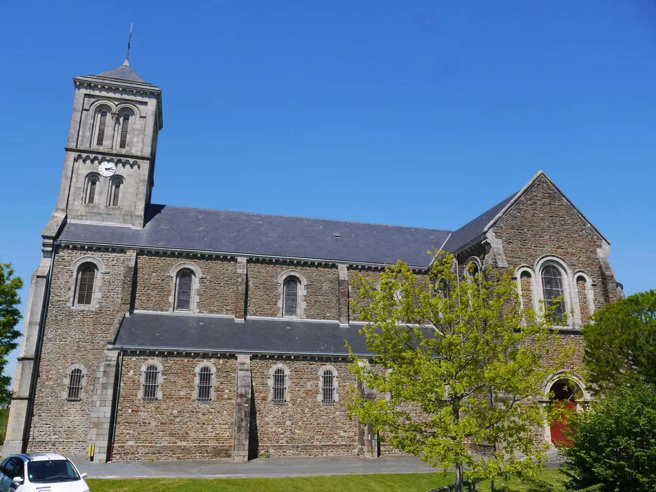 53 Montsûrs église