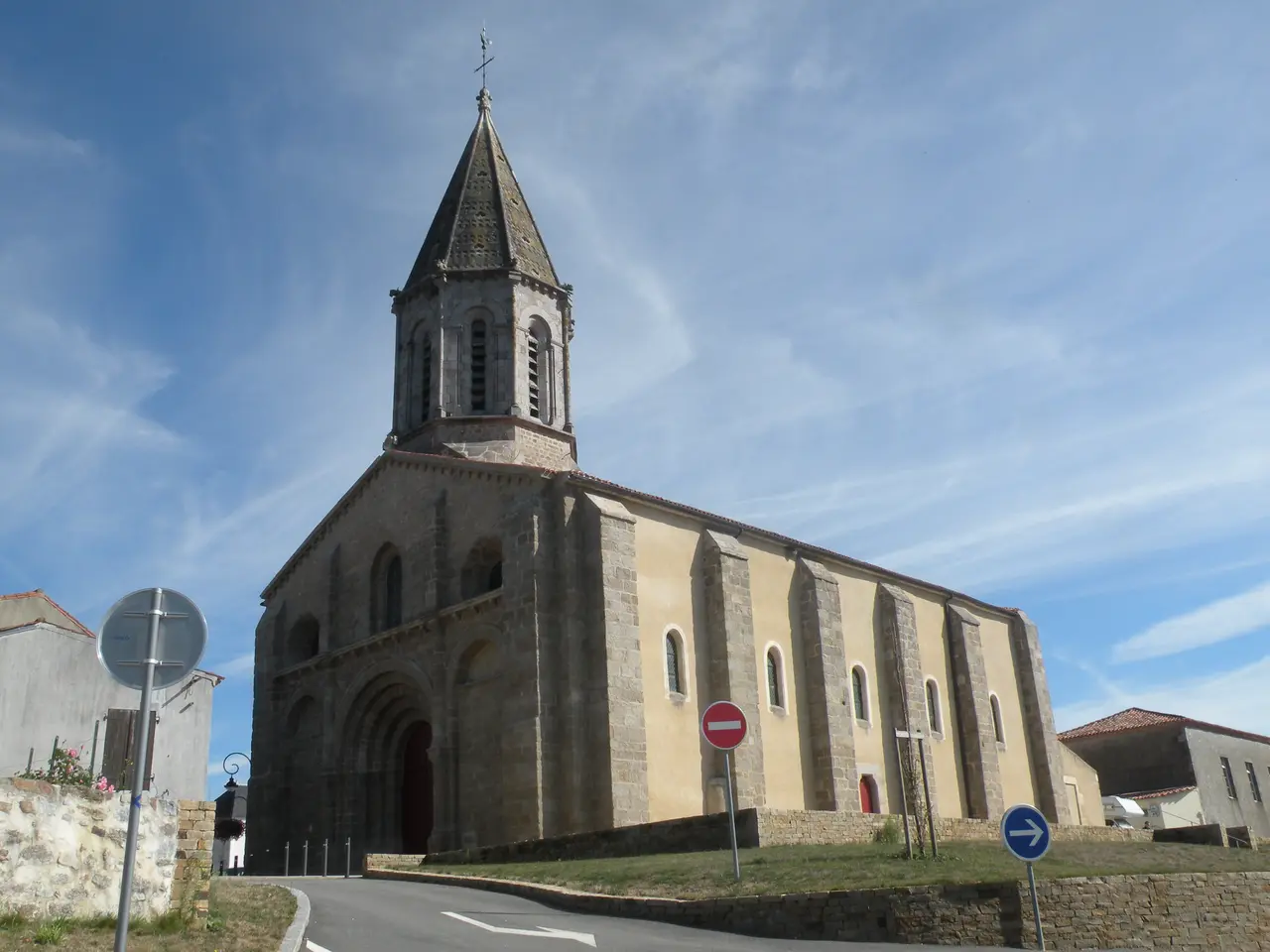 File:Église Saint-Jacques de Moutiers-les-Mauxfaits 06.JPG