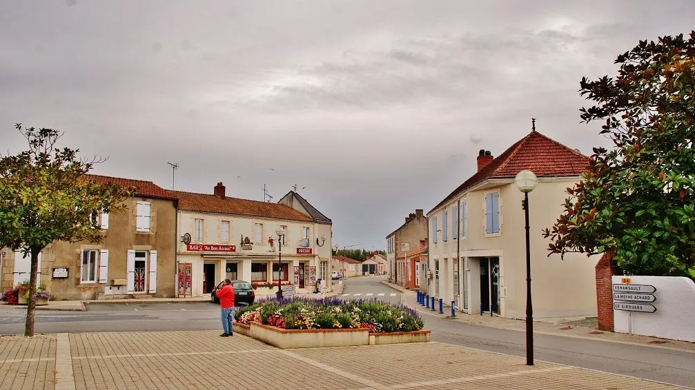 File:018 Nieul-le-Dolent ( 85430 ).JPG