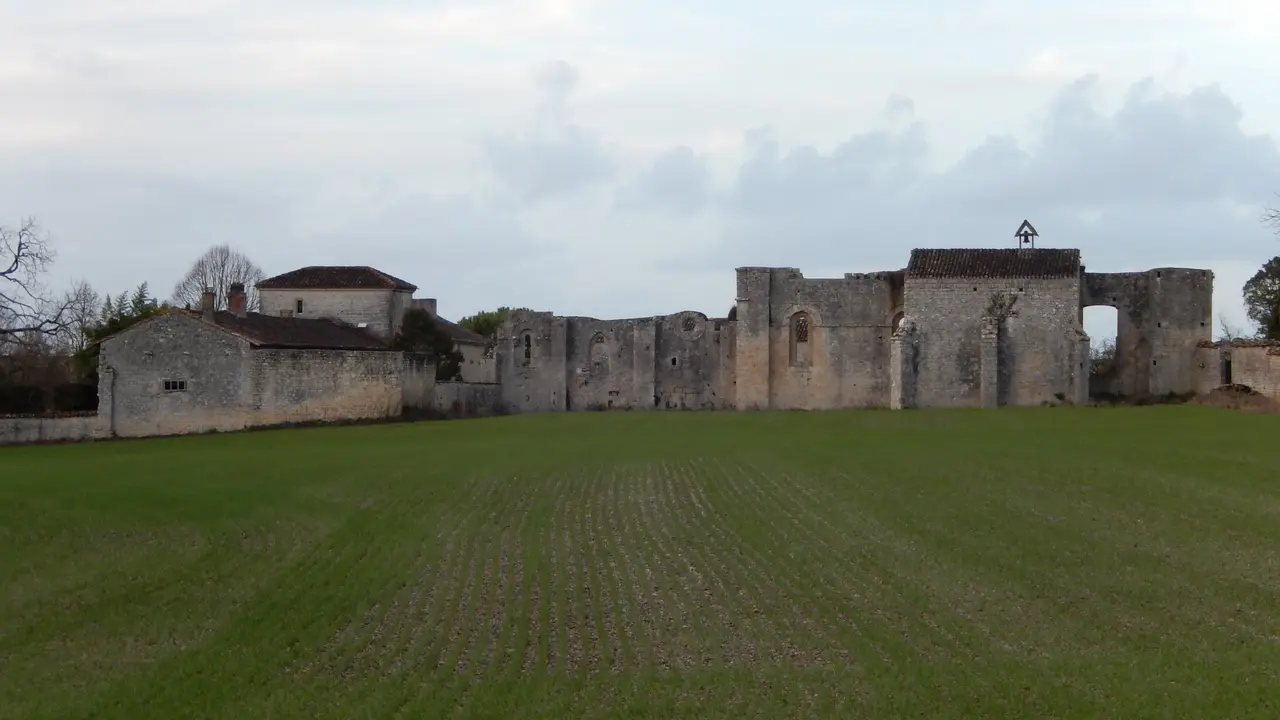 FR 17 Nuaillé sur Boutonne - Prieuré de Notre-Dame d'Oulmes