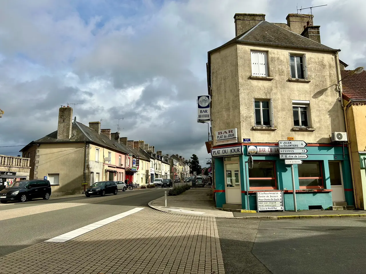 Pré-en-Pail-Saint-Samson - rue Aristide Briand, au croisement de la rue du Champ de Foire