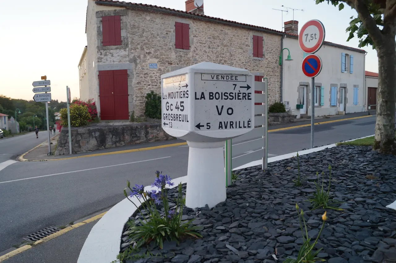 Borne Michelin à Saint-Avaugourd-des-Landes (Éduarel, 25 juin 2016)