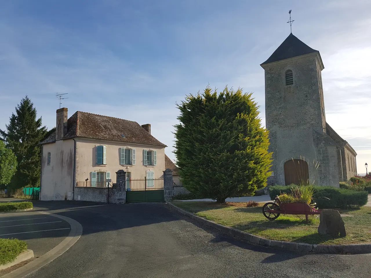 Église Saint-Calais de Saint-Calez-en-Saosnois et presbytère