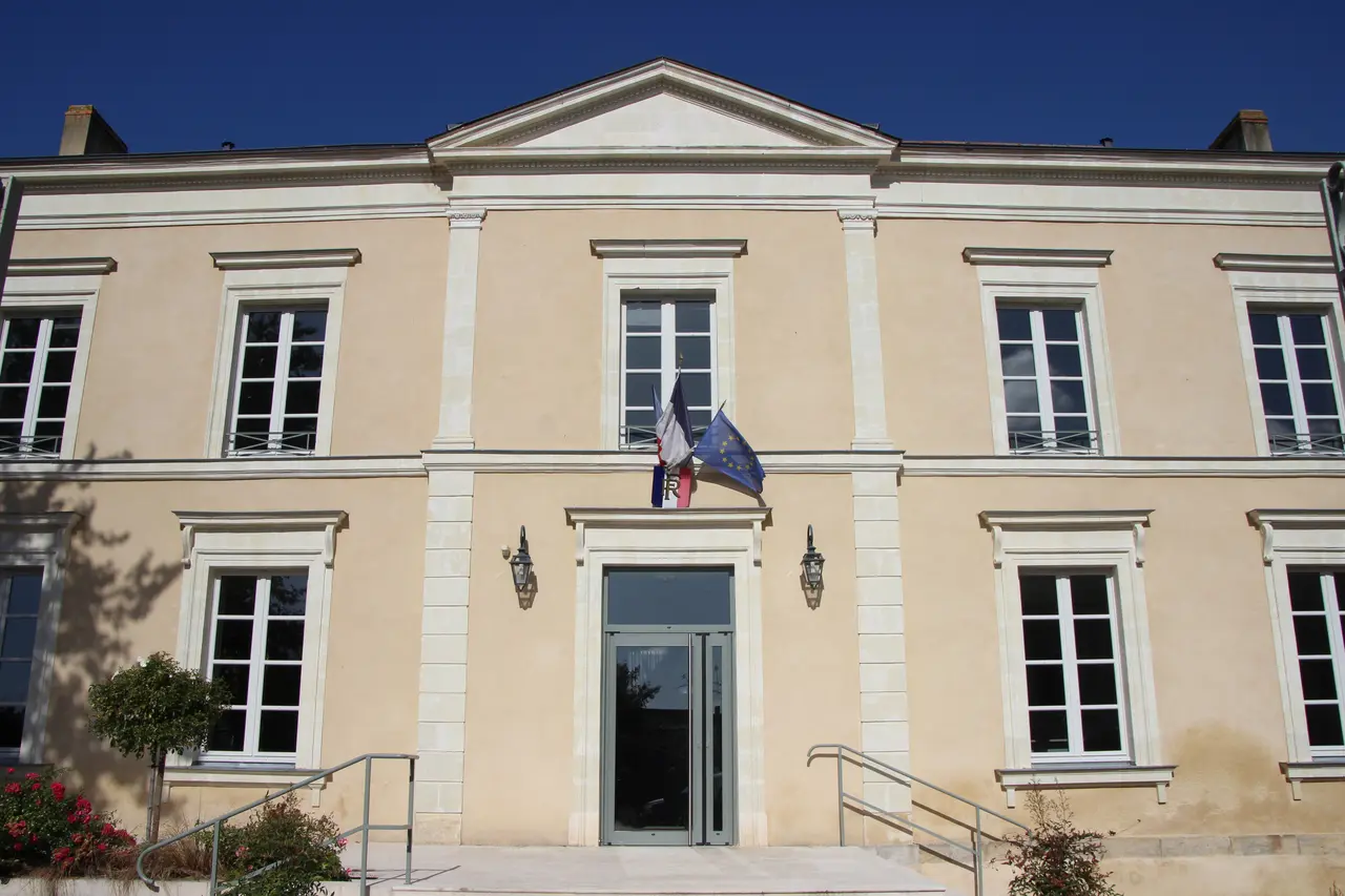 Mairie de Saint-Denis-d'Anjou (1) - Wiki takes Sablé