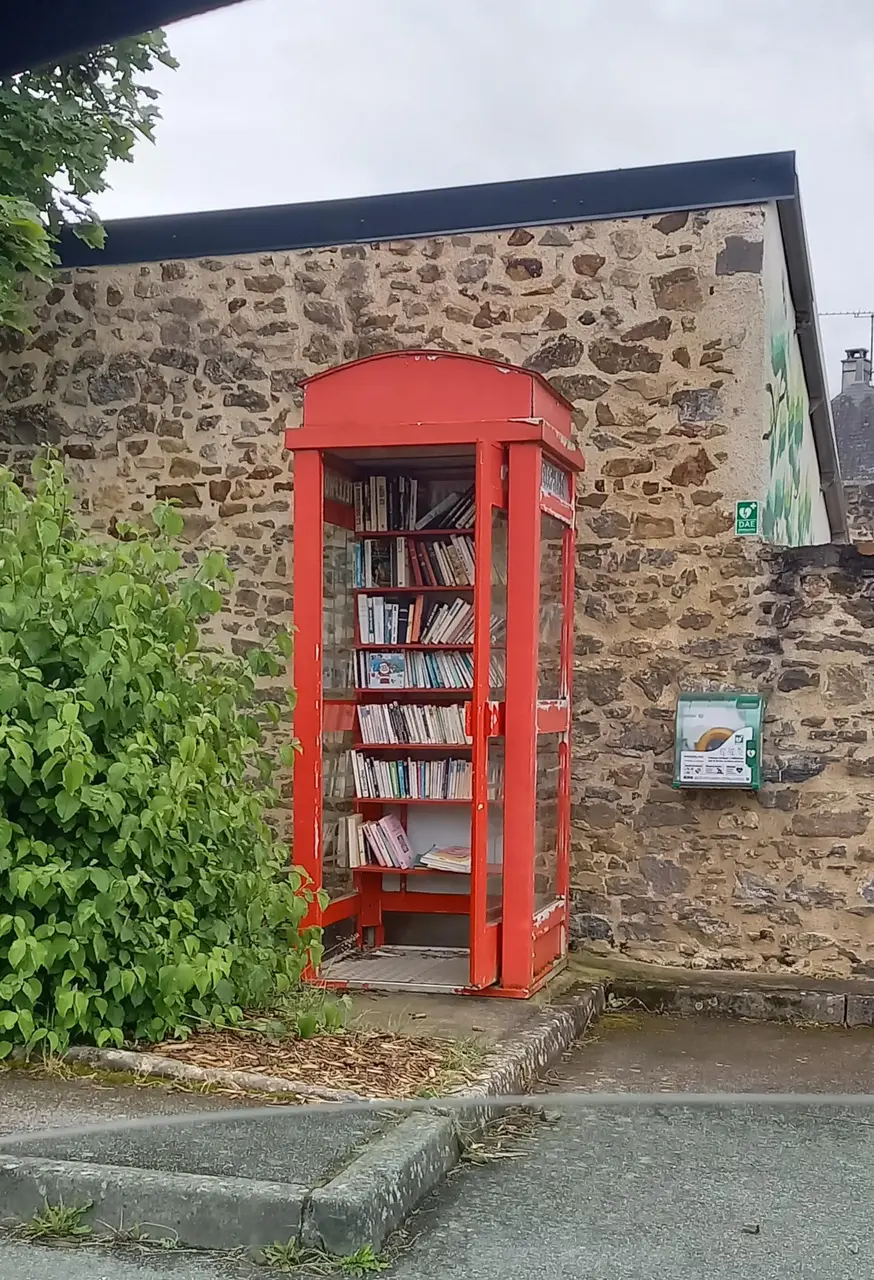 Saint-Germain-le-Fouilloux - Rue des Chapelles - boîte à livres