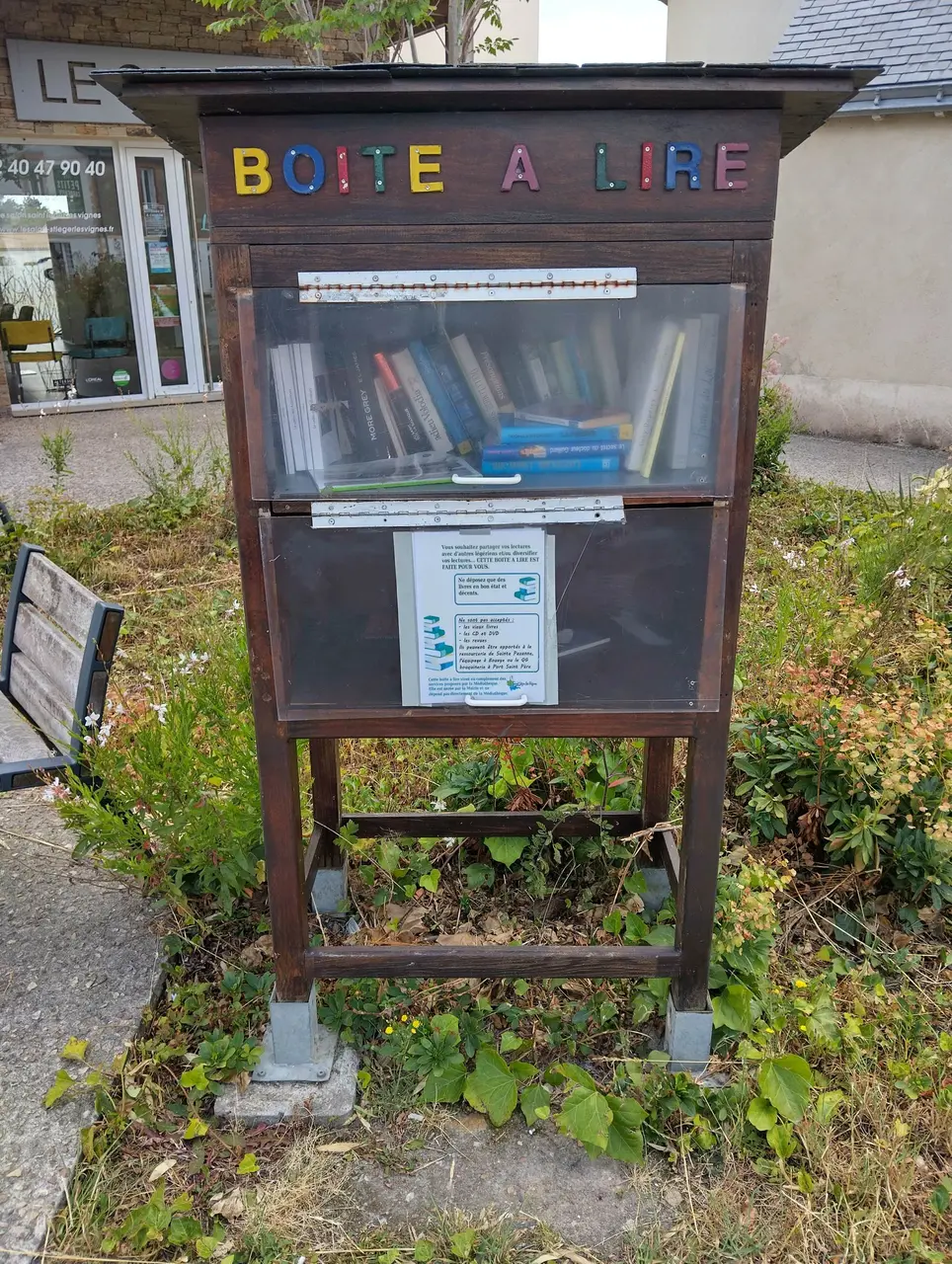Saint-Léger-les-Vignes - Place de l'Eglise - boîte à livres
