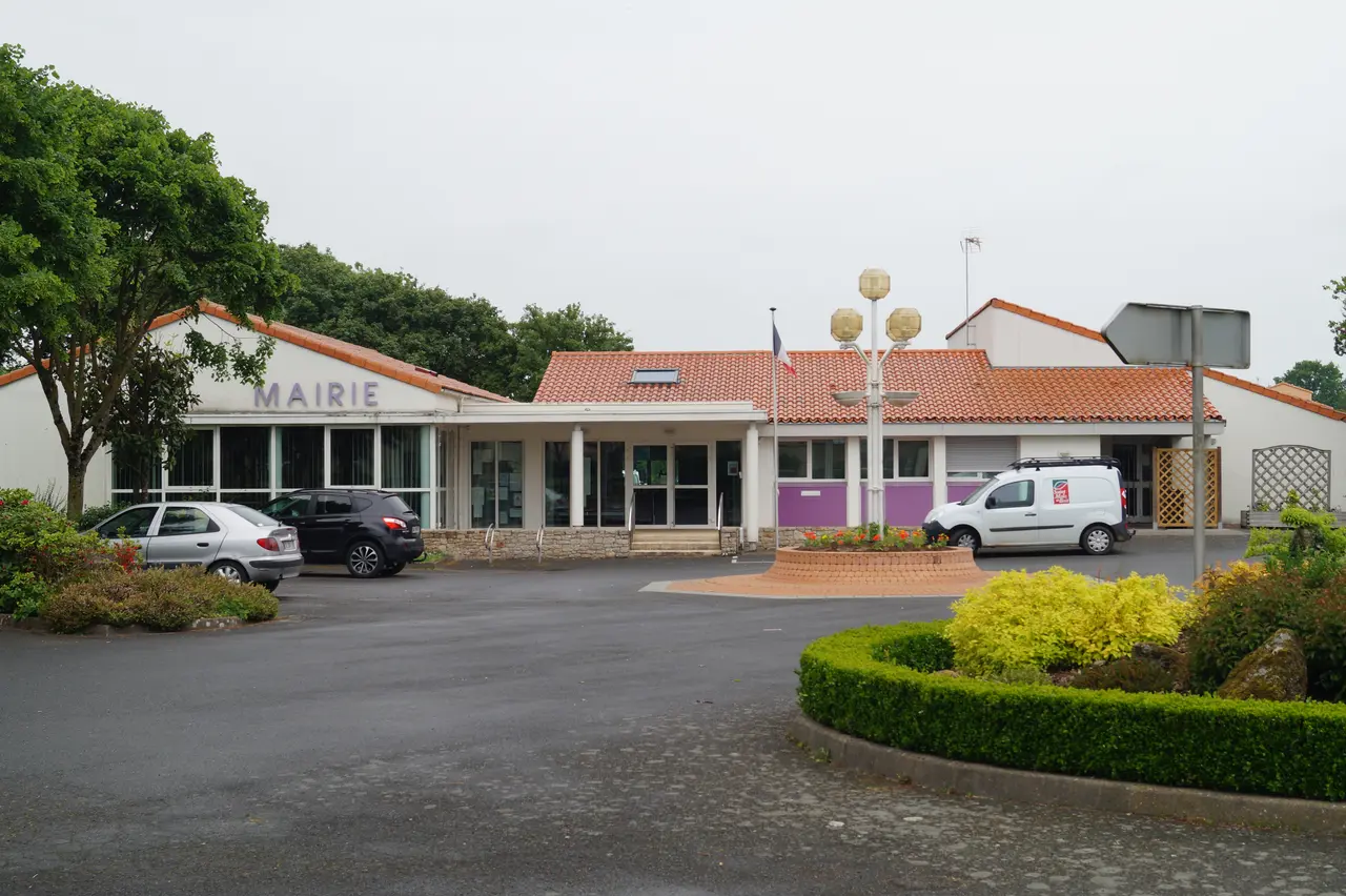 File:Mairie de Saint-Malô-du-Bois (vue 1, Éduarel, 17 mai 2017).jpg