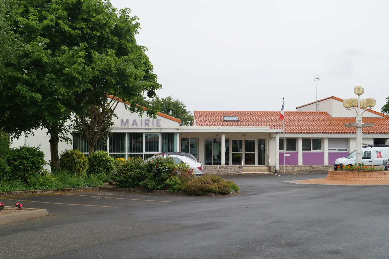 File:Mairie de Saint-Malô-du-Bois (vue 2, Éduarel, 17 mai 2017).jpg