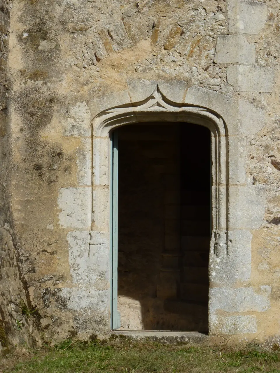 Saint-Ouen-en-Belin - Manoir de la Poissonnière - Porte de la tourelle d'escalier