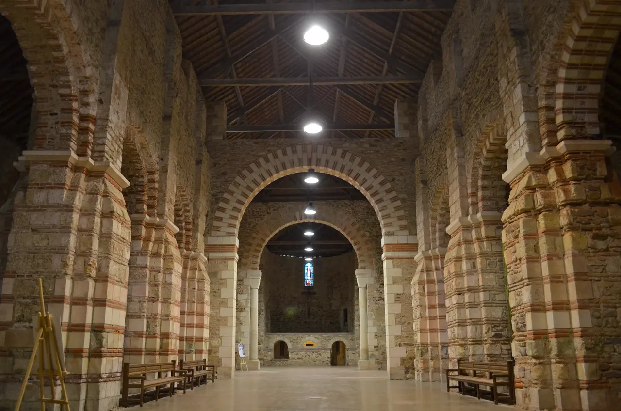 File:Abbatiale Saint-Philbert-de-Grand-Lieu (nef 1).jpg