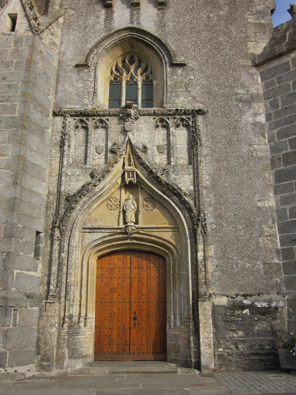 File:Porche église Saint-Pierre du Chemin..jpg