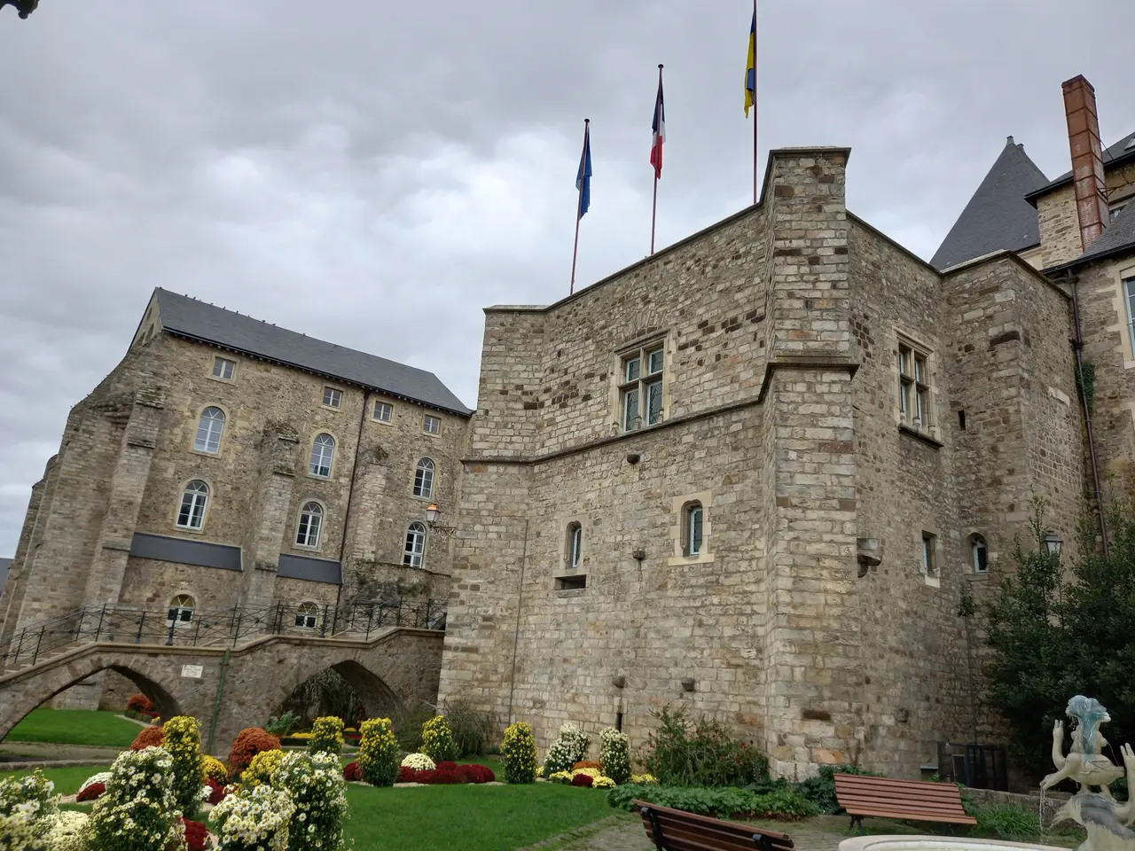 Tour du Gros Pilier et collégiale saint Pierre-la-Cour - enceinte romaine du Mans