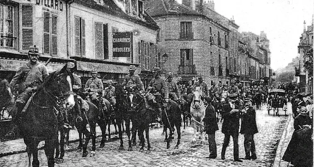 Anonymes 14 - Passage de hussards à Lagny-Thorigny (France) pour le Front le 1er septembre 1914