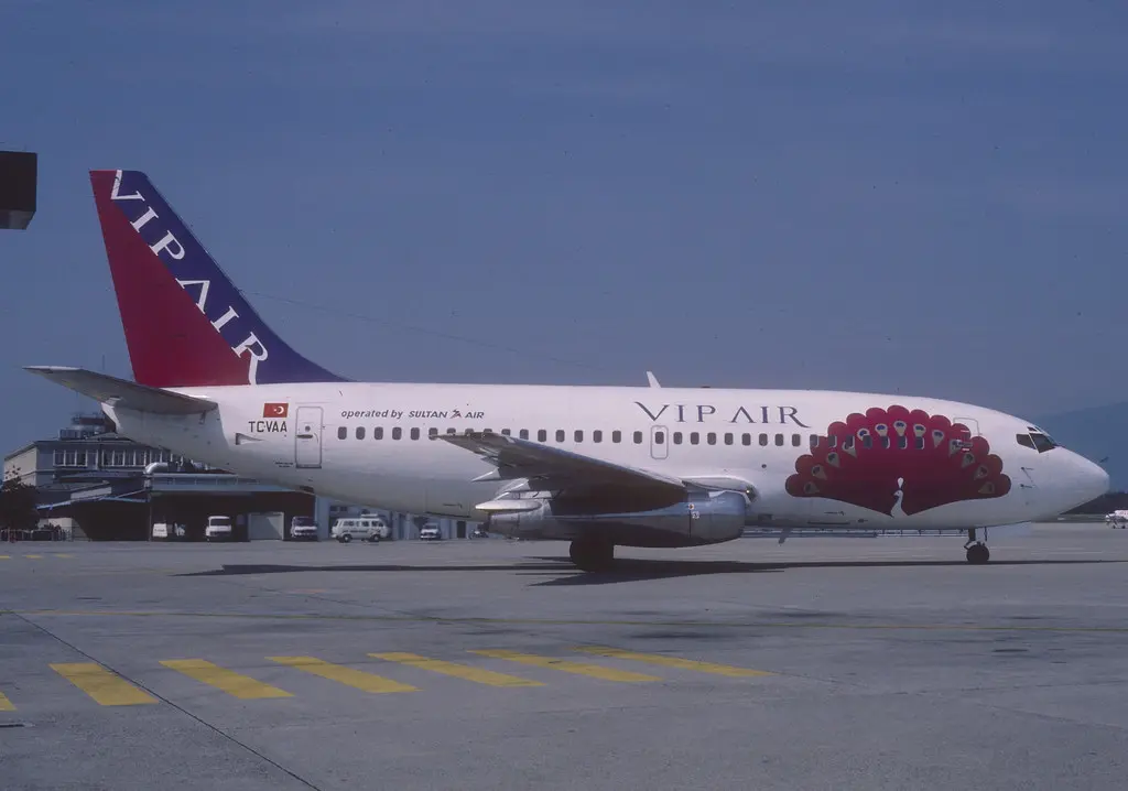 VIP Air Boeing 737-200; TC-VAA@GVA, June 1991/COW