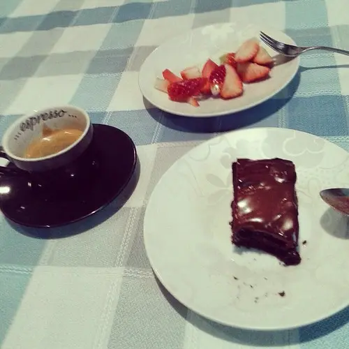 M'envien foto dient que no m'ha eixit gens malament el pastís de xocolate que vaig fer ahir a ca uela... A pesar de certa sobretorrefacció i d'innovar prou en la recepta! Hahaha!😂 ❤️