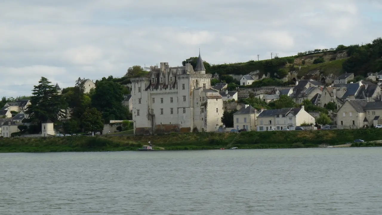 Montsoreau (51) Le village vu depuis le Port de Varennes-sur-Loire