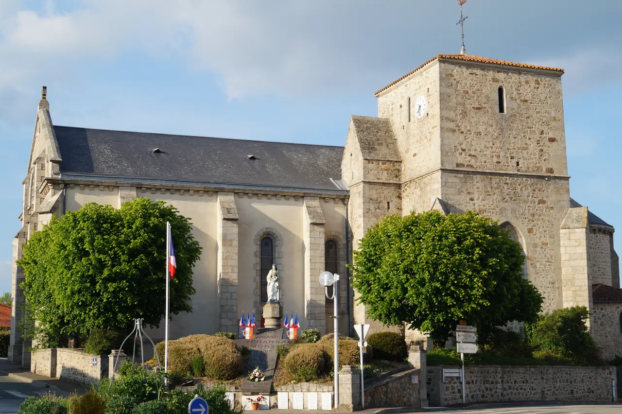 File:Église Saint-Pierre et monument aux morts de Venansault (Éduarel, 8 mai 2017).jpg