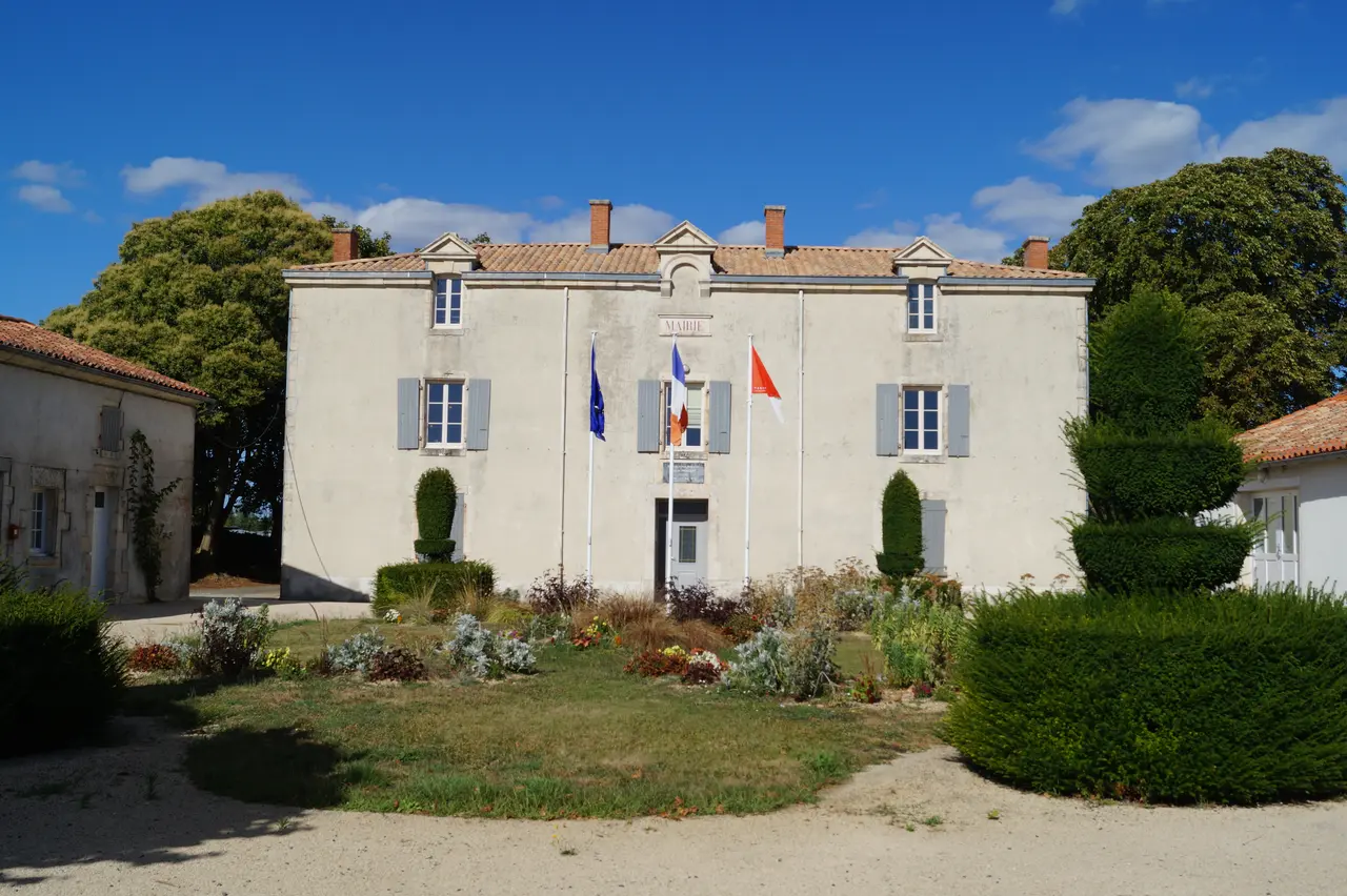 File:Mairie de Vix (vue 2, Éduarel, 21 août 2016).jpg