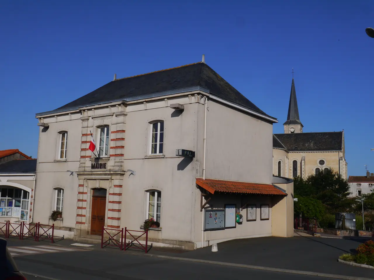 49 Yzernay mairie