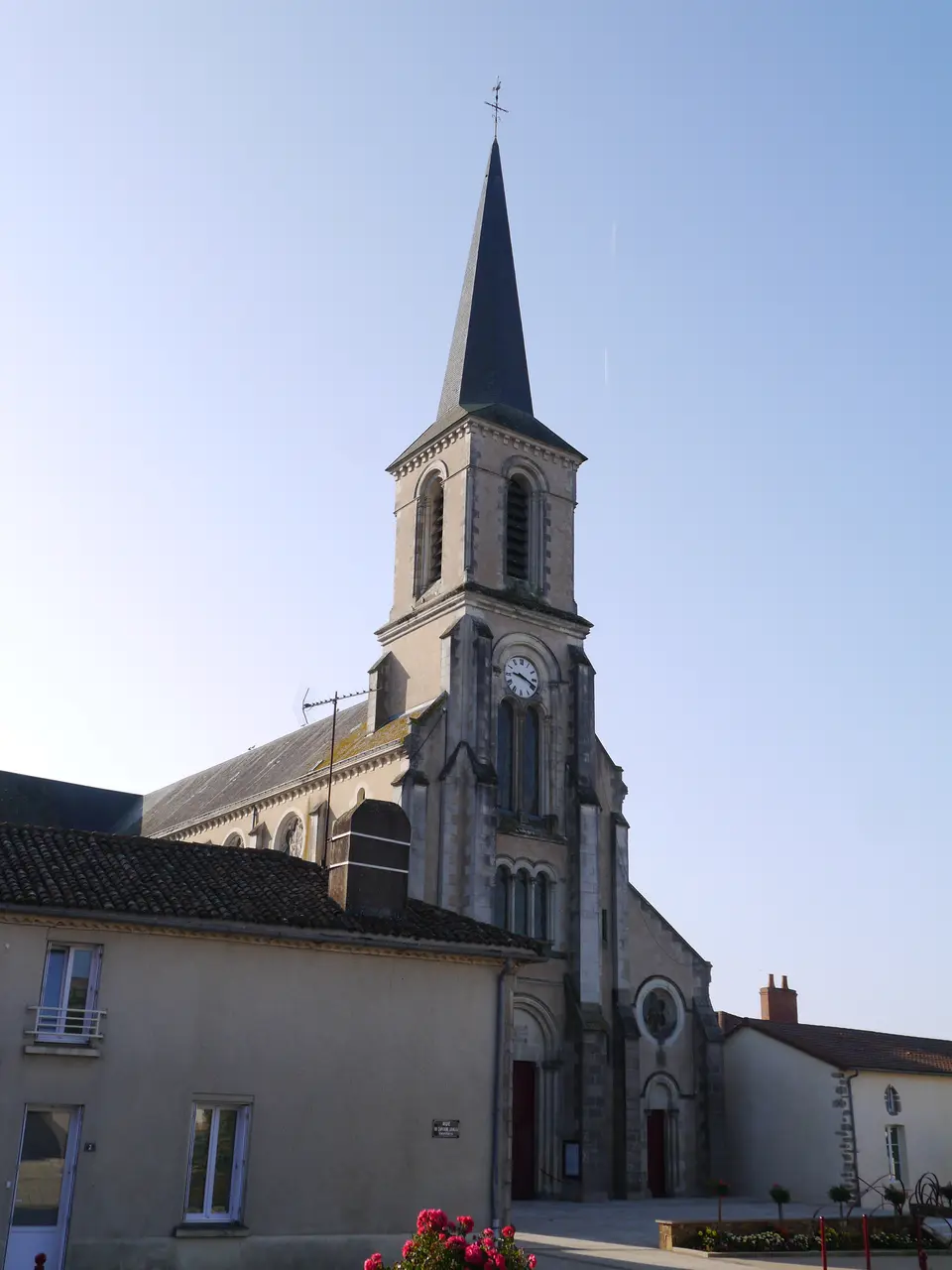 49 Yzernay église