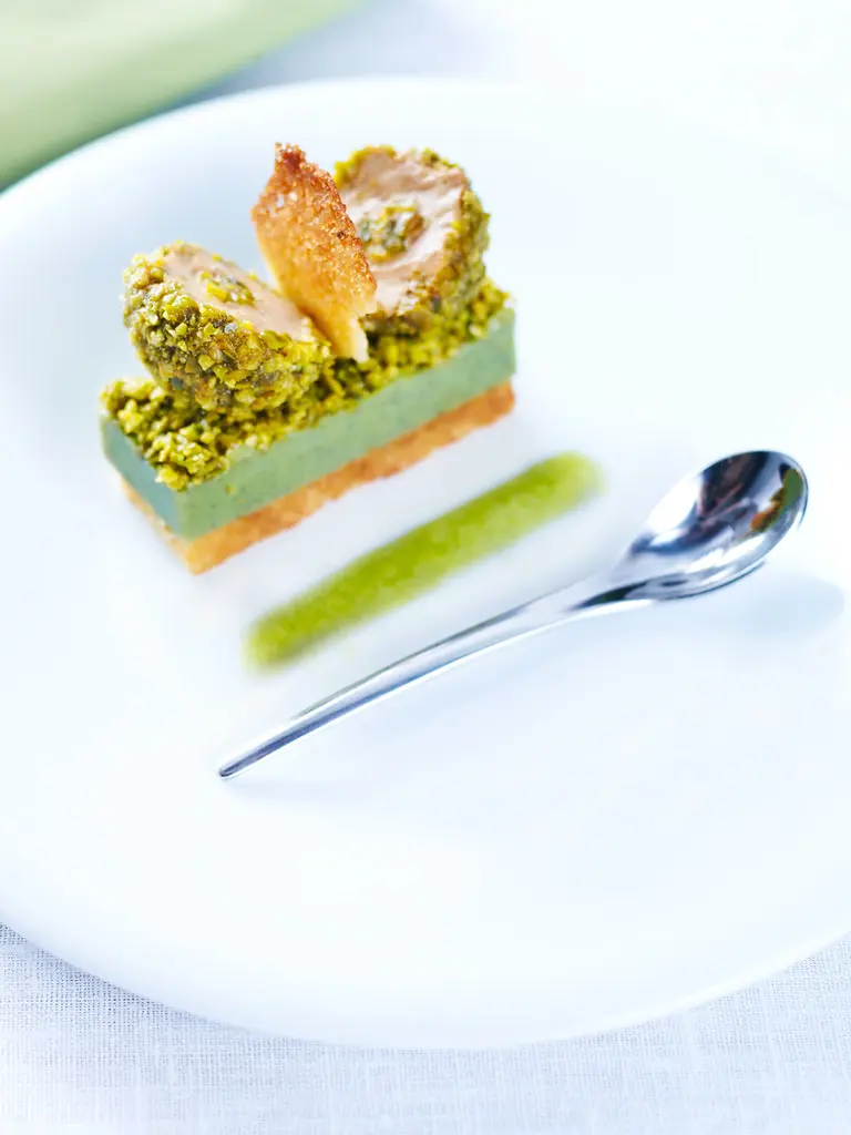FOIE GRAS AU BEAUMES DE VENISE EN CROÛTE DE PISTACHES À L’HUILE D’OLIVES / FOIE GRAS WITH BEAUMES DE VENISE IN A PISTACHIO AND OLIVE OIL CRUST